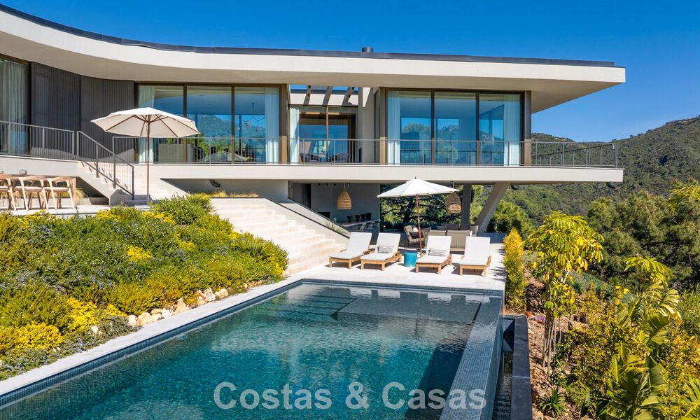 Villa de diseño en forma de boomerang en venta en las colinas verdes de Marbella - Benahavís con vistas al mar y a las colinas 795236