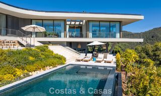 Villa de diseño en forma de boomerang en venta en las colinas verdes de Marbella - Benahavís con vistas al mar y a las colinas 795236 