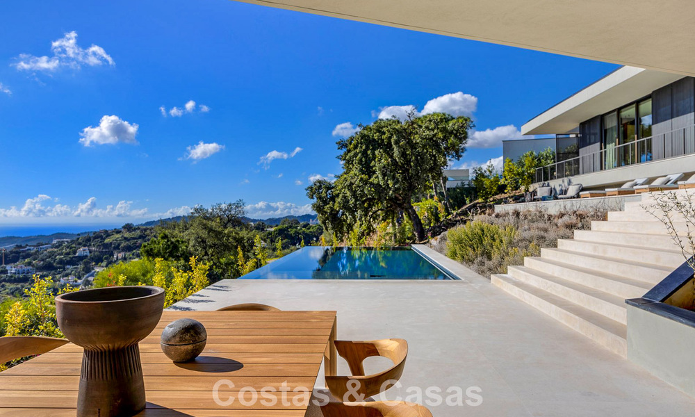Villa de diseño en forma de boomerang en venta en las colinas verdes de Marbella - Benahavís con vistas al mar y a las colinas 795238
