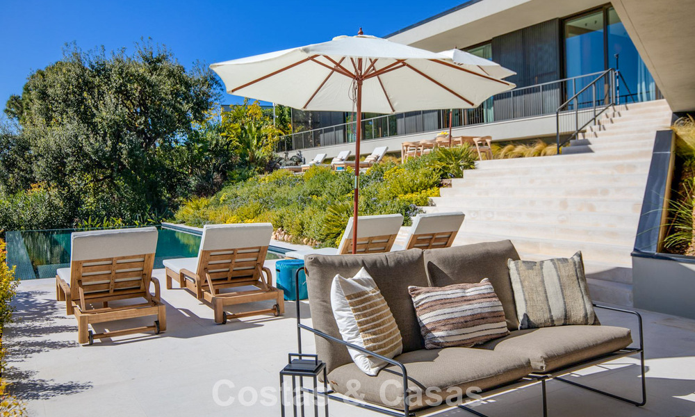 Villa de diseño en forma de boomerang en venta en las colinas verdes de Marbella - Benahavís con vistas al mar y a las colinas 795239