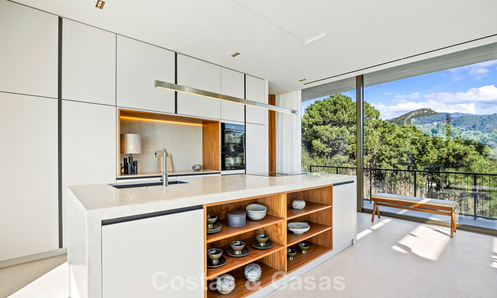 Villa de diseño en forma de boomerang en venta en las colinas verdes de Marbella - Benahavís con vistas al mar y a las colinas 795241