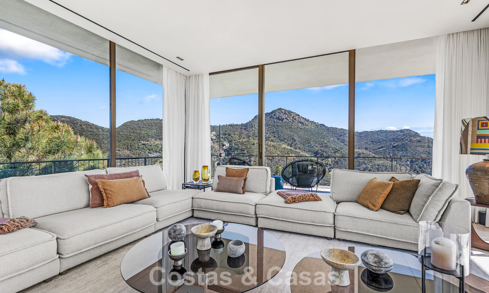 Villa de diseño en forma de boomerang en venta en las colinas verdes de Marbella - Benahavís con vistas al mar y a las colinas 795242