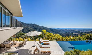 Villa de diseño en forma de boomerang en venta en las colinas verdes de Marbella - Benahavís con vistas al mar y a las colinas 795243 