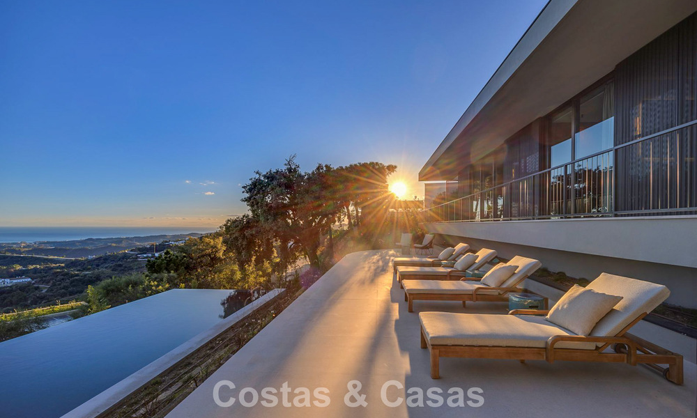 Villa de diseño en forma de boomerang en venta en las colinas verdes de Marbella - Benahavís con vistas al mar y a las colinas 795244