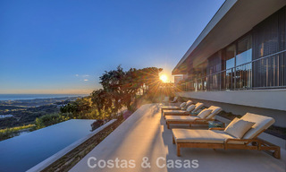 Villa de diseño en forma de boomerang en venta en las colinas verdes de Marbella - Benahavís con vistas al mar y a las colinas 795244 