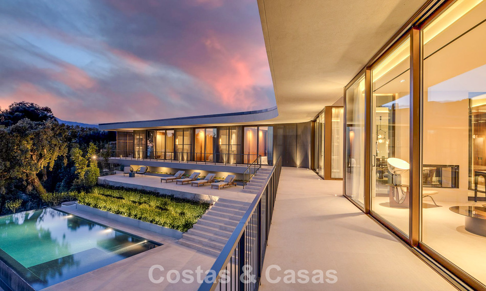 Villa de diseño en forma de boomerang en venta en las colinas verdes de Marbella - Benahavís con vistas al mar y a las colinas 795246