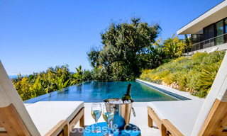 Villa de diseño en forma de boomerang en venta en las colinas verdes de Marbella - Benahavís con vistas al mar y a las colinas 795247 