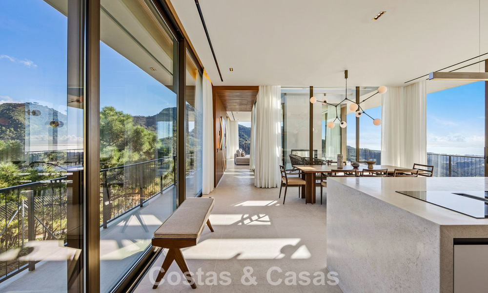Villa de diseño en forma de boomerang en venta en las colinas verdes de Marbella - Benahavís con vistas al mar y a las colinas 795248