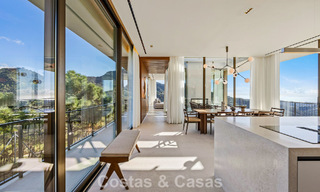 Villa de diseño en forma de boomerang en venta en las colinas verdes de Marbella - Benahavís con vistas al mar y a las colinas 795248 