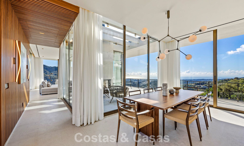 Villa de diseño en forma de boomerang en venta en las colinas verdes de Marbella - Benahavís con vistas al mar y a las colinas 795249