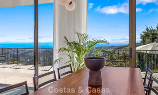 Villa de diseño en forma de boomerang en venta en las colinas verdes de Marbella - Benahavís con vistas al mar y a las colinas 795250 