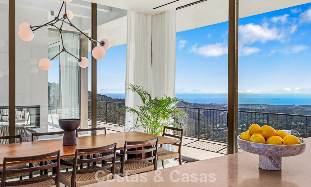 Villa de diseño en forma de boomerang en venta en las colinas verdes de Marbella - Benahavís con vistas al mar y a las colinas 795252