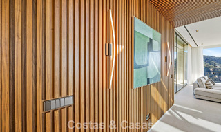 Villa de diseño en forma de boomerang en venta en las colinas verdes de Marbella - Benahavís con vistas al mar y a las colinas 795253 