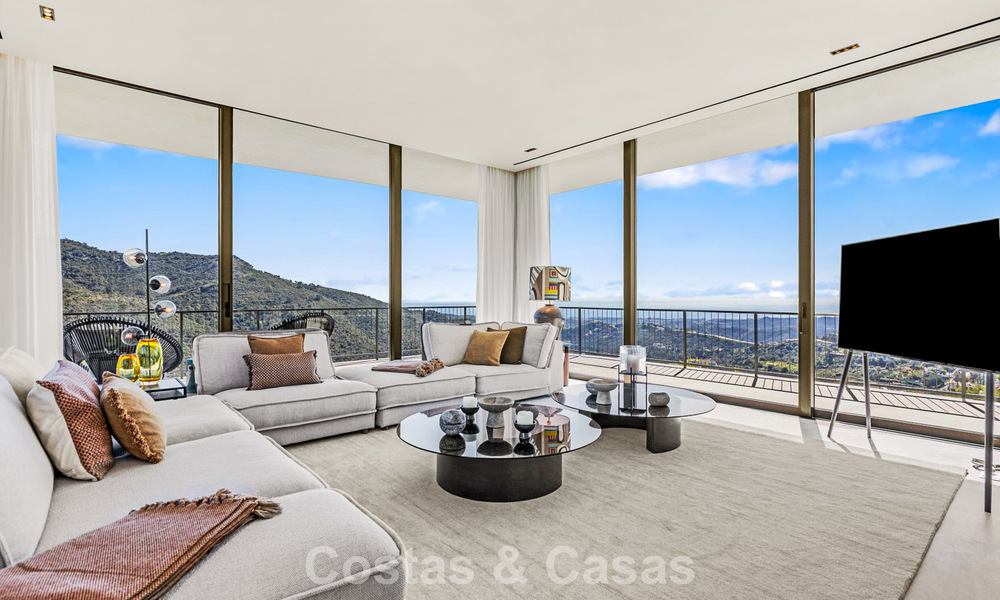 Villa de diseño en forma de boomerang en venta en las colinas verdes de Marbella - Benahavís con vistas al mar y a las colinas 795254