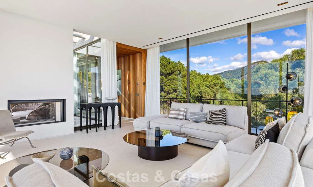 Villa de diseño en forma de boomerang en venta en las colinas verdes de Marbella - Benahavís con vistas al mar y a las colinas 795256