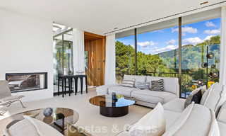 Villa de diseño en forma de boomerang en venta en las colinas verdes de Marbella - Benahavís con vistas al mar y a las colinas 795256 