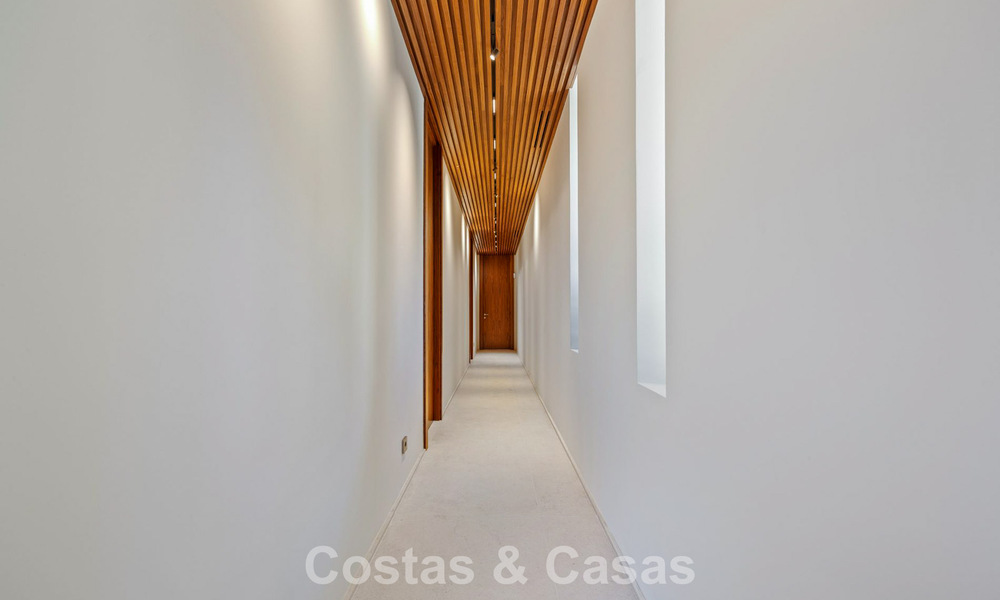 Villa de diseño en forma de boomerang en venta en las colinas verdes de Marbella - Benahavís con vistas al mar y a las colinas 795258