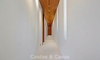 Villa de diseño en forma de boomerang en venta en las colinas verdes de Marbella - Benahavís con vistas al mar y a las colinas 795258 