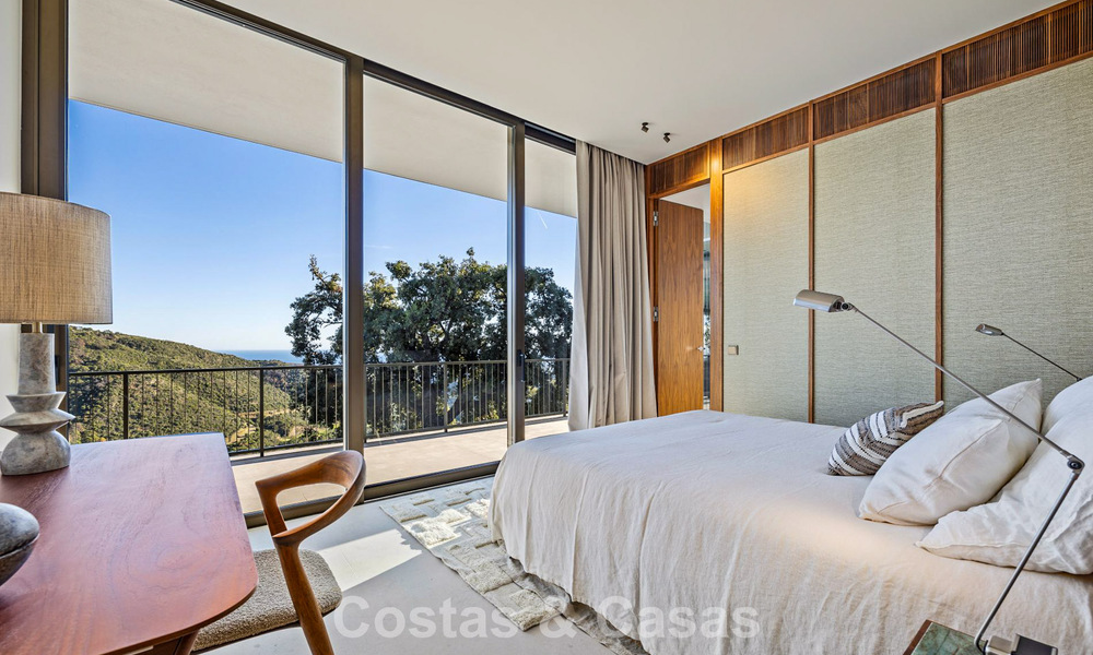 Villa de diseño en forma de boomerang en venta en las colinas verdes de Marbella - Benahavís con vistas al mar y a las colinas 795259