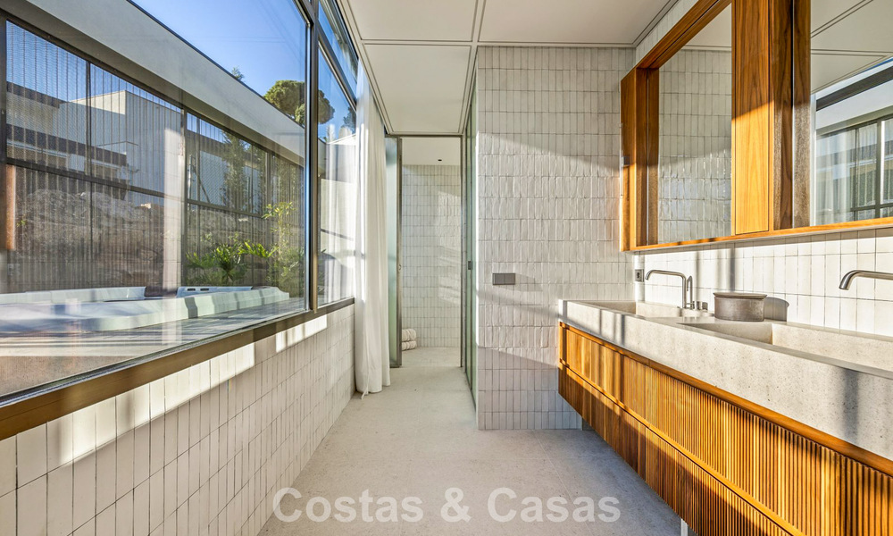 Villa de diseño en forma de boomerang en venta en las colinas verdes de Marbella - Benahavís con vistas al mar y a las colinas 795260