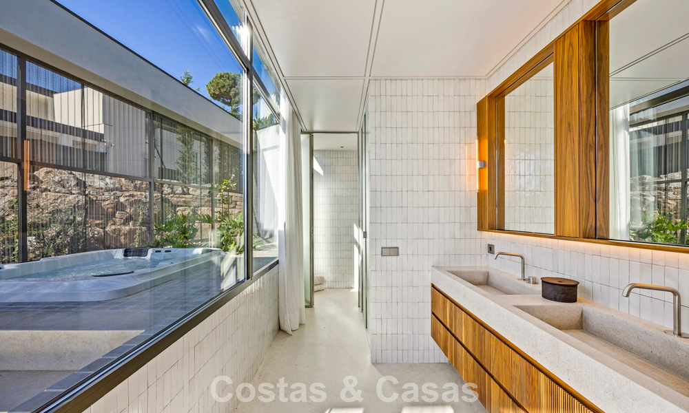 Villa de diseño en forma de boomerang en venta en las colinas verdes de Marbella - Benahavís con vistas al mar y a las colinas 795261