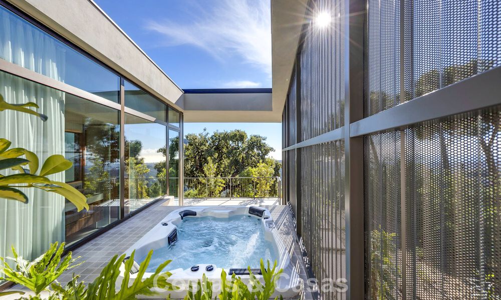Villa de diseño en forma de boomerang en venta en las colinas verdes de Marbella - Benahavís con vistas al mar y a las colinas 795262