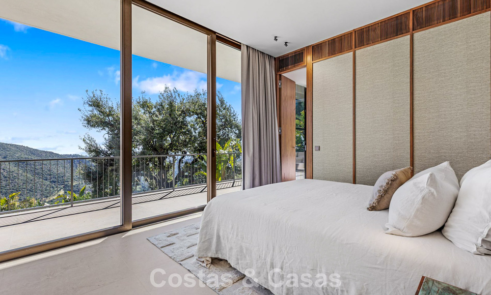 Villa de diseño en forma de boomerang en venta en las colinas verdes de Marbella - Benahavís con vistas al mar y a las colinas 795263