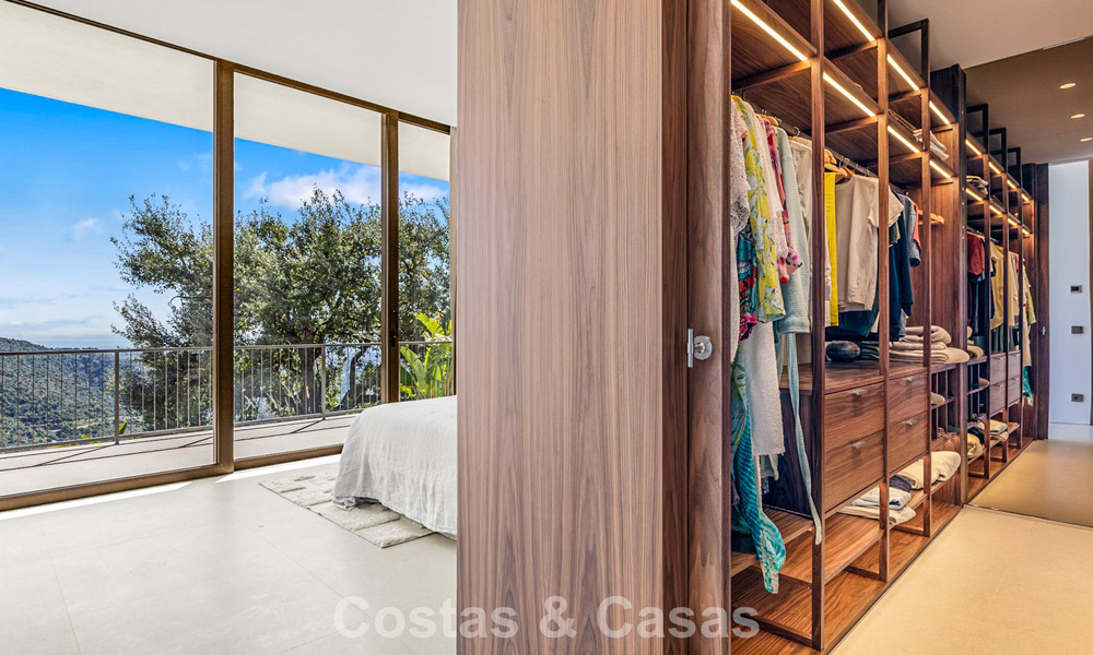 Villa de diseño en forma de boomerang en venta en las colinas verdes de Marbella - Benahavís con vistas al mar y a las colinas 795264