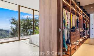 Villa de diseño en forma de boomerang en venta en las colinas verdes de Marbella - Benahavís con vistas al mar y a las colinas 795264 