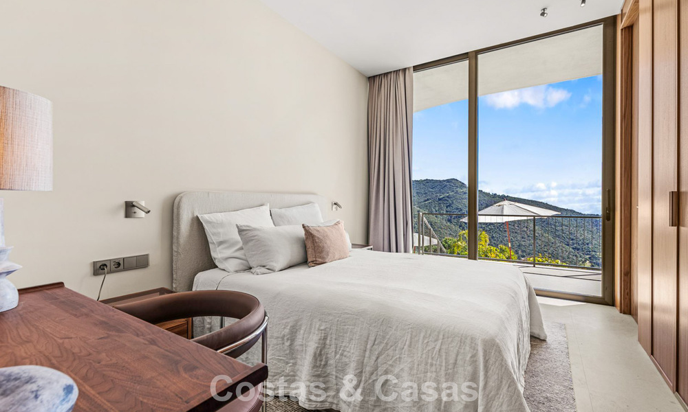 Villa de diseño en forma de boomerang en venta en las colinas verdes de Marbella - Benahavís con vistas al mar y a las colinas 795265