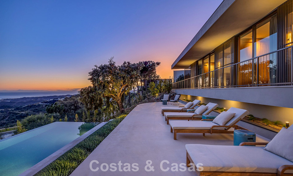 Villa de diseño en forma de boomerang en venta en las colinas verdes de Marbella - Benahavís con vistas al mar y a las colinas 795266