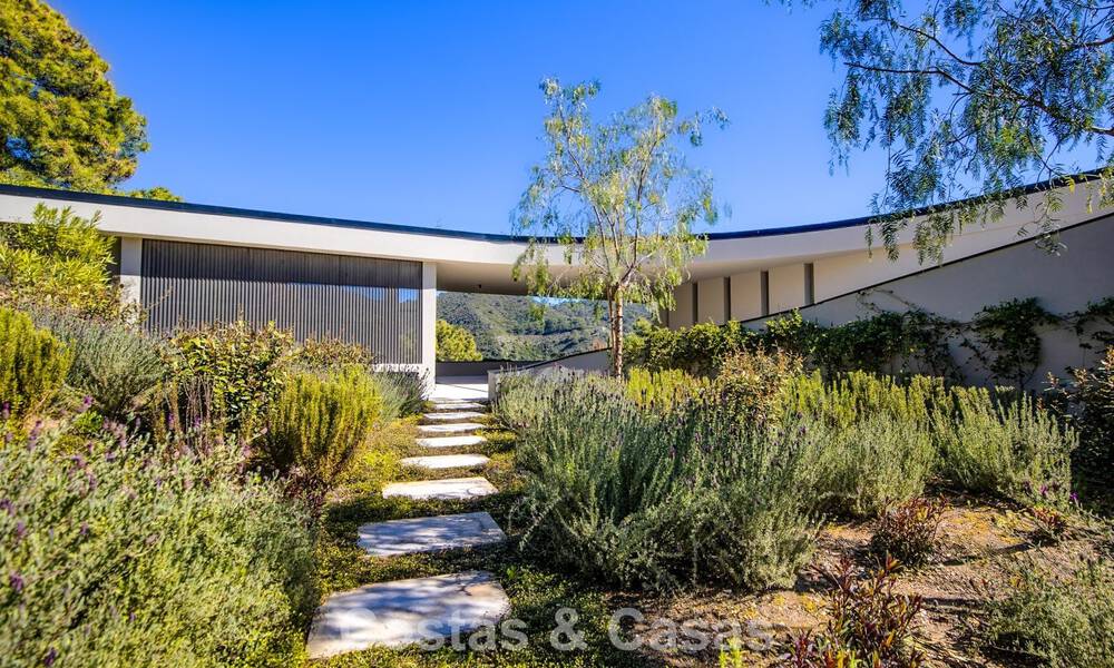 Villa de diseño en forma de boomerang en venta en las colinas verdes de Marbella - Benahavís con vistas al mar y a las colinas 795268