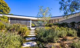 Villa de diseño en forma de boomerang en venta en las colinas verdes de Marbella - Benahavís con vistas al mar y a las colinas 795268 