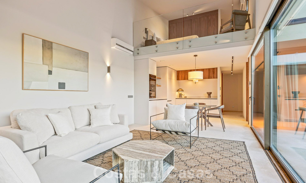 Villa de diseño en forma de boomerang en venta en las colinas verdes de Marbella - Benahavís con vistas al mar y a las colinas 795269