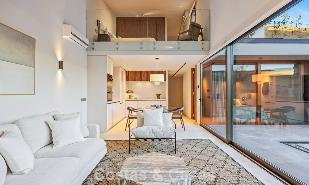 Villa de diseño en forma de boomerang en venta en las colinas verdes de Marbella - Benahavís con vistas al mar y a las colinas 795271