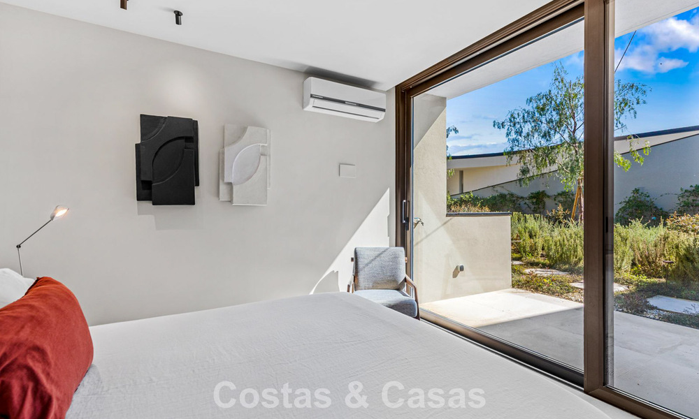 Villa de diseño en forma de boomerang en venta en las colinas verdes de Marbella - Benahavís con vistas al mar y a las colinas 795272