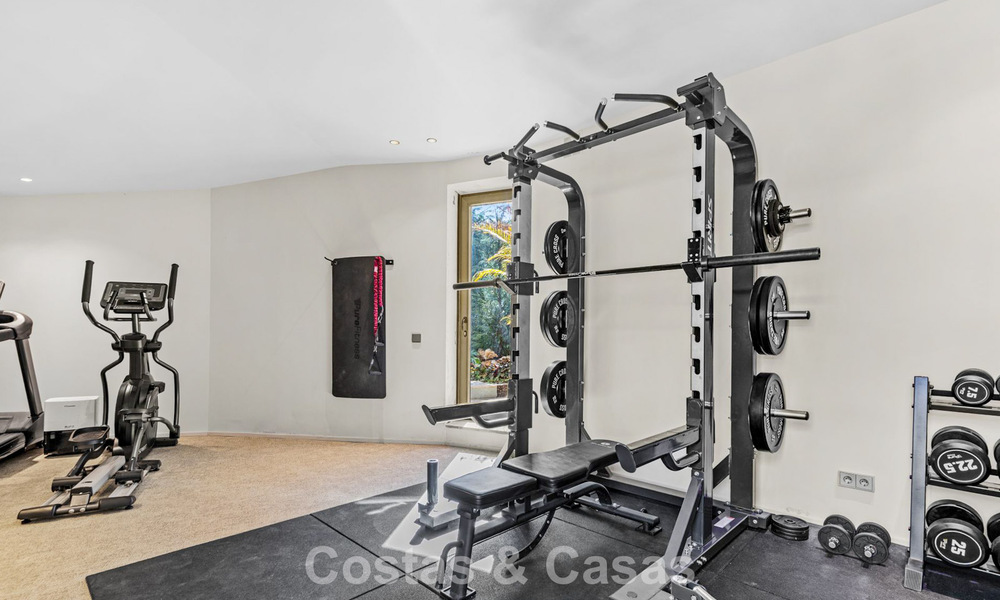 Villa de diseño en forma de boomerang en venta en las colinas verdes de Marbella - Benahavís con vistas al mar y a las colinas 795275