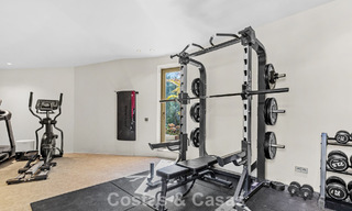 Villa de diseño en forma de boomerang en venta en las colinas verdes de Marbella - Benahavís con vistas al mar y a las colinas 795275 