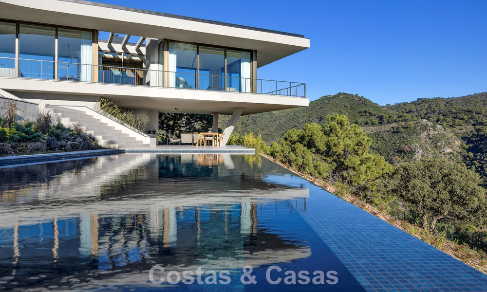 Villa de diseño en forma de boomerang en venta en las colinas verdes de Marbella - Benahavís con vistas al mar y a las colinas 795278