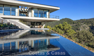 Villa de diseño en forma de boomerang en venta en las colinas verdes de Marbella - Benahavís con vistas al mar y a las colinas 795278 
