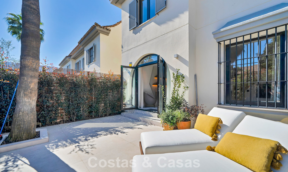 Elegante casa adosada modernizada en venta a poca distancia de la playa en Puerto Banús, Marbella 795301