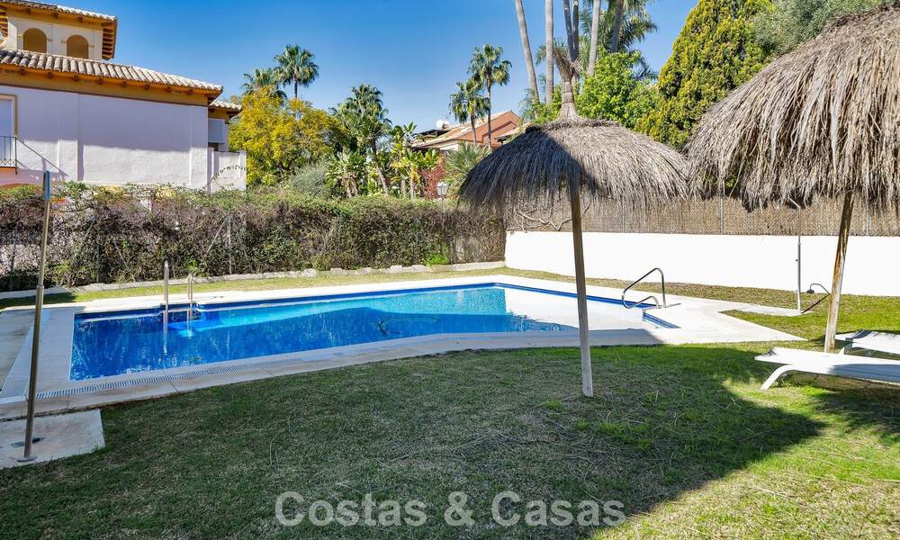 Elegante casa adosada modernizada en venta a poca distancia de la playa en Puerto Banús, Marbella 795303