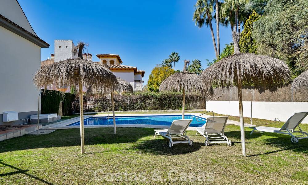 Elegante casa adosada modernizada en venta a poca distancia de la playa en Puerto Banús, Marbella 795304