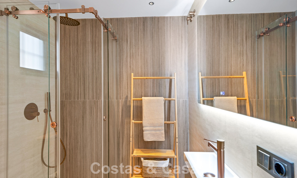 Elegante casa adosada modernizada en venta a poca distancia de la playa en Puerto Banús, Marbella 795305