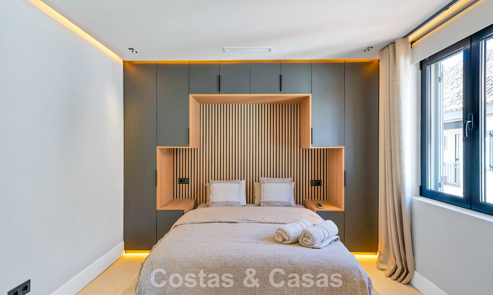 Elegante casa adosada modernizada en venta a poca distancia de la playa en Puerto Banús, Marbella 795306