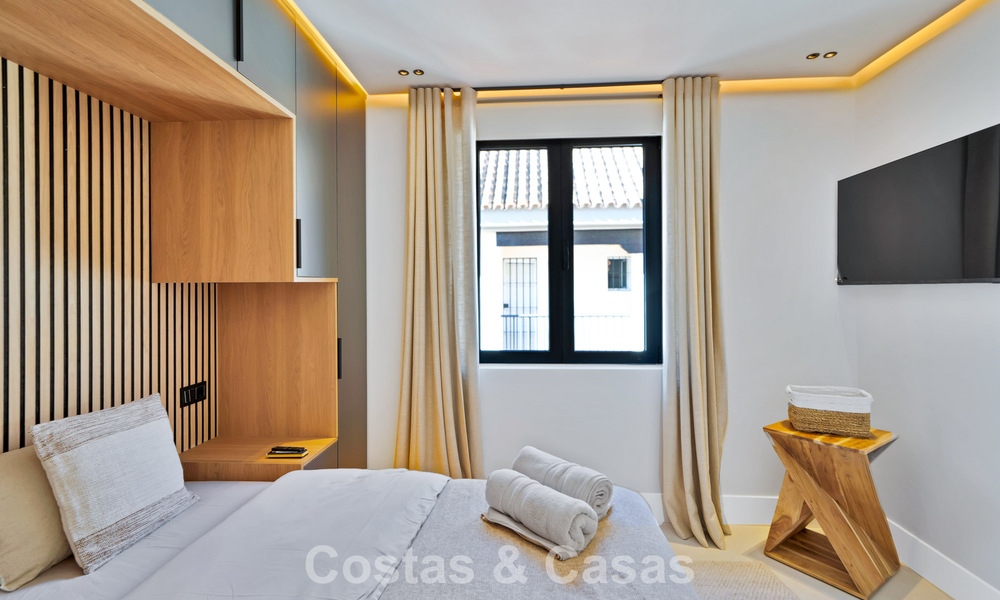 Elegante casa adosada modernizada en venta a poca distancia de la playa en Puerto Banús, Marbella 795307