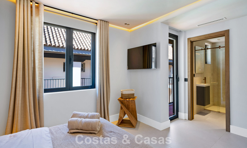Elegante casa adosada modernizada en venta a poca distancia de la playa en Puerto Banús, Marbella 795308
