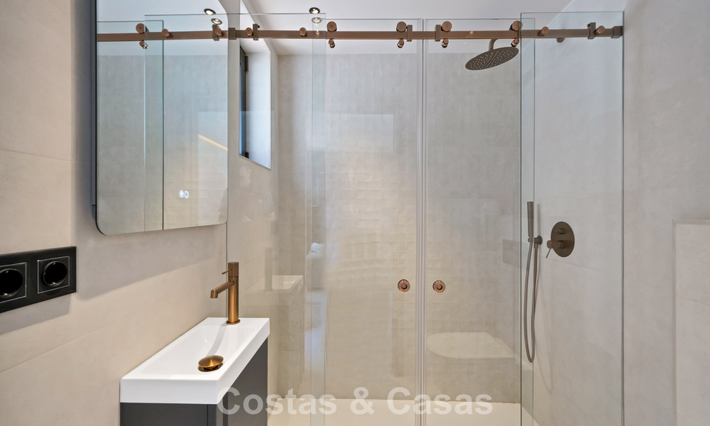 Elegante casa adosada modernizada en venta a poca distancia de la playa en Puerto Banús, Marbella 795309