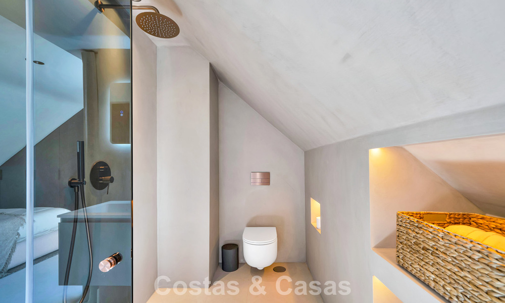 Elegante casa adosada modernizada en venta a poca distancia de la playa en Puerto Banús, Marbella 795313