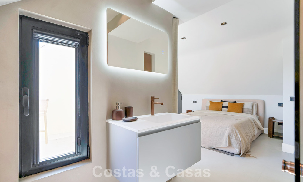 Elegante casa adosada modernizada en venta a poca distancia de la playa en Puerto Banús, Marbella 795314